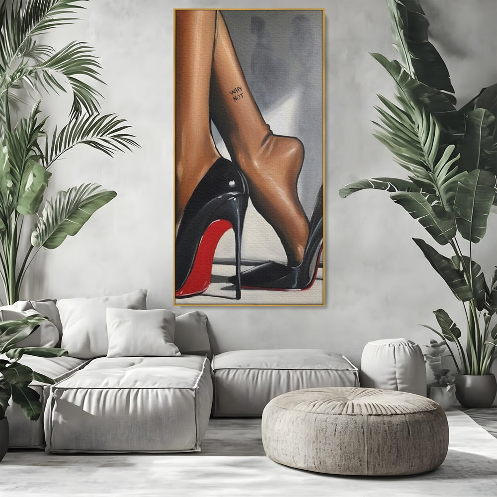 Tablou canvas cu ilustratie cu picioare si pantofi eleganti, in rama de aluminiu auriu, pe perete intr-un living